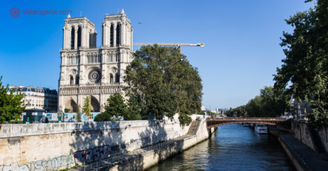 Pontos turísticos de Paris: A Notre Dame em reformas com andaimes na beira do Rio Sena