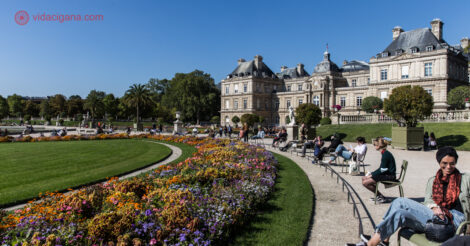 O que fazer no Quartier Latin, em Paris: o Jardim de Luxemburgo com várias pessoas sentadas ao redor do gramado em frente ao Palácio