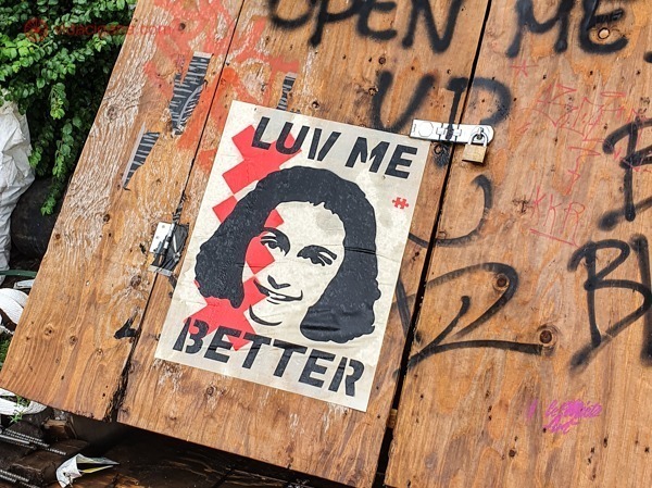 Um desenho de Anne Frank em estilo pop art escrito Luv me Better