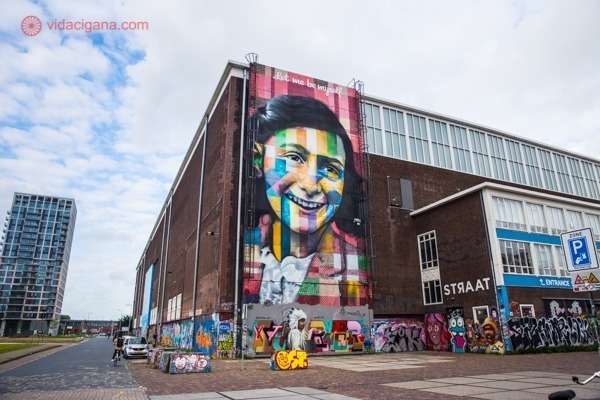 Um mural de Anne Frank feito pelo artista brasileiro Kobra