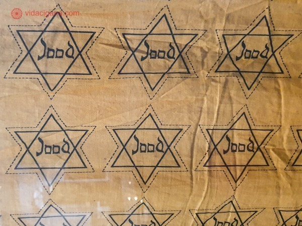 Um tecido com várias estrelas amarelas que eram colocadas nas roupas dos judeus na Segunda Guerra Mundial
