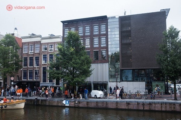 A Casa de Anne Frank em frente a um canal em Amsterdam