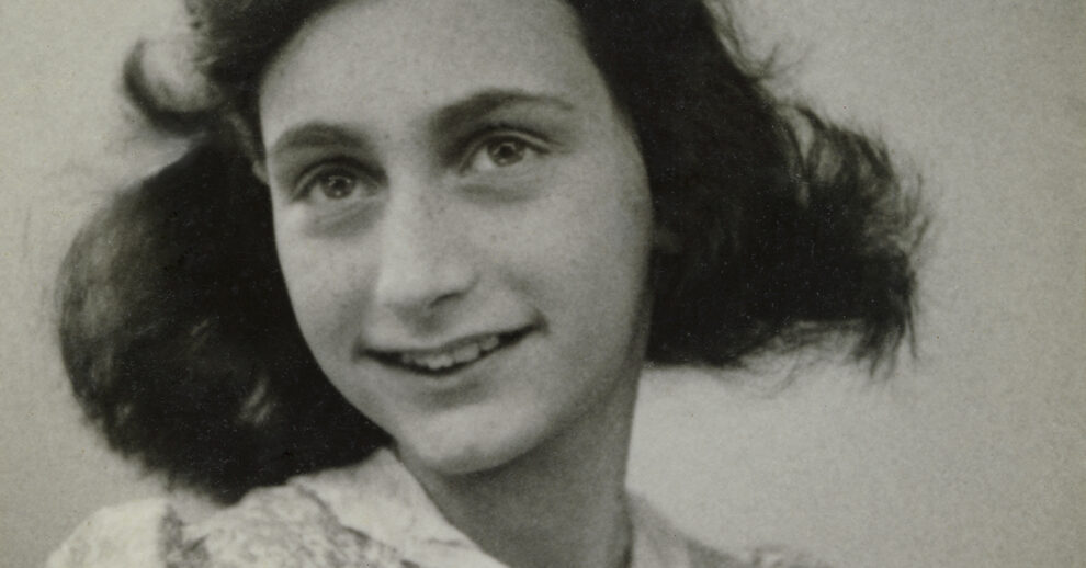 Casa de Anne Frank Amsterdam: uma foto de Domínio Público de Anne Frank em preto e branco com ela sorrindo