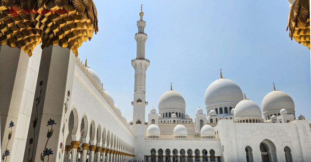 O que fazer em Abu Dhabi: a Mesquita Sheikh Zayed vista do pátio, com suas colunas brancas com detahes em dourado