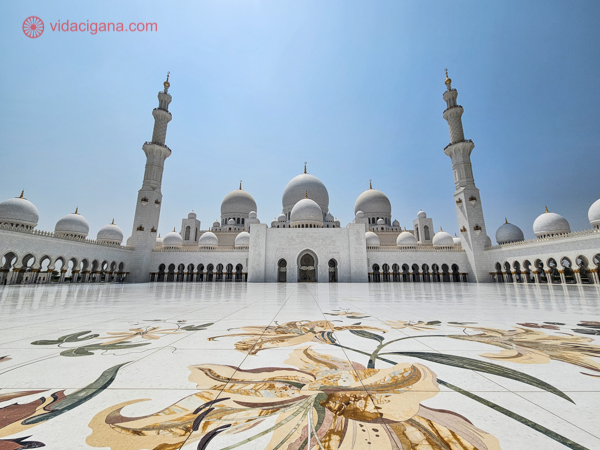 O que fazer em Abu Dhabi: Um dos principais pontos turísticos e símbolos do país, a Mesquita Sheikh Zayed impressiona pela imponência e por ser mais que um simples templo religioso.