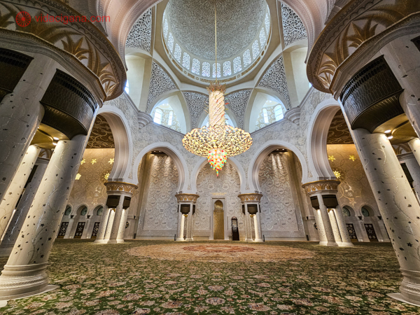 O salão principal da Mesquita Sheikh Zayed, com seu enorme tapete feito a mão, e seu lustre enorme em cristais swarovski
