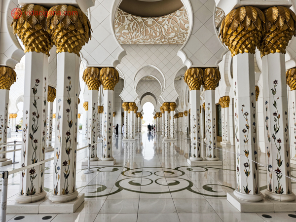 As colunatas da Mesquita Sheikh Zayed com suas colunas brancas e douradas