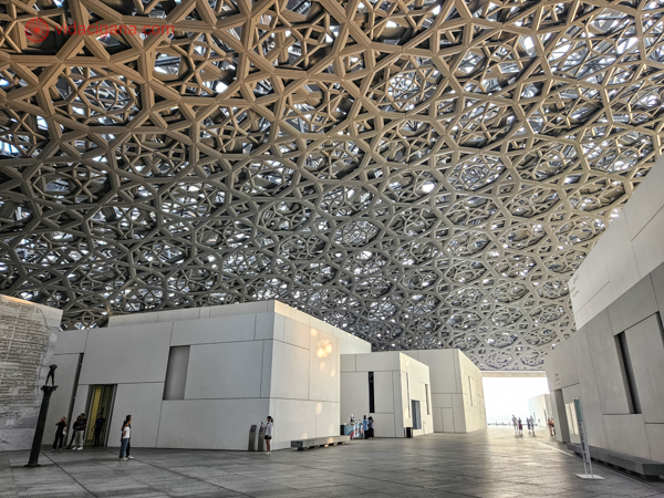 A versão de Abu Dhabi para o Museu do Louvre também impressiona por sua arquitetura