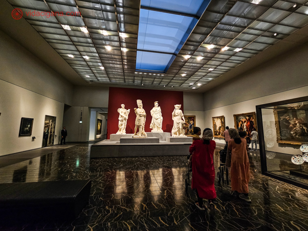 O interior do Museu do Louvre em Abu Dhabi, com mulheres islâmicas vendo estátuas com seus filhos