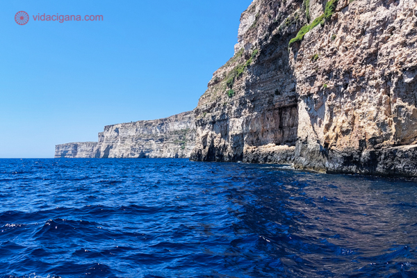 Os Ta' Cenc Cliffs vistos do mar, de dentro de uma caverna