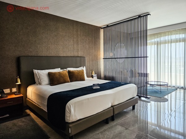 Uma foto de um quarto de hotel com uma cama imensa