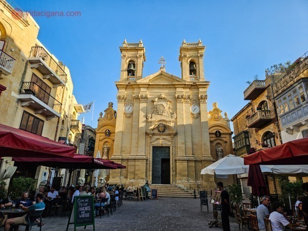 A Igreja de São Jorge na Praça de São Jorge, com vários restaurantes e cafés ao redor.