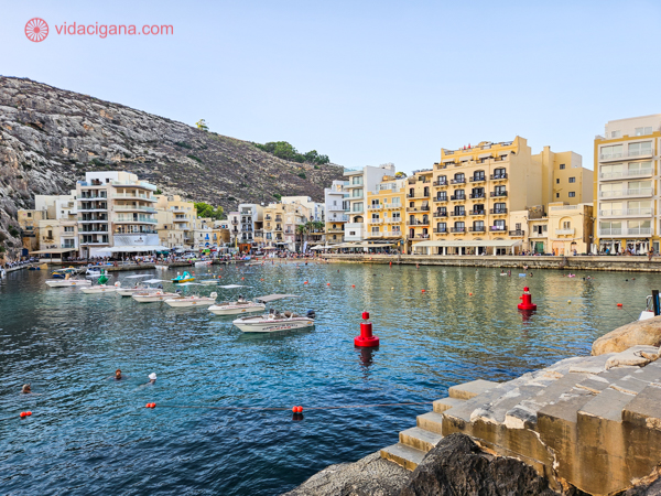 Xlendi Bay, um local lindo na Ilha de Gozo, com seus águas azuis e prédios a beira mar de cor bege