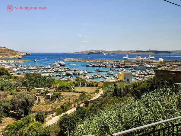 O porto de Mgarr em Gozo, visto do lado de sua colina. lindo!
