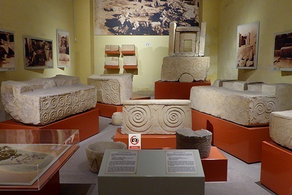 O interior do Museu Nacional de Arqueologia com seus vários artefatos antigos dos vários sítios arqueológicos do país
