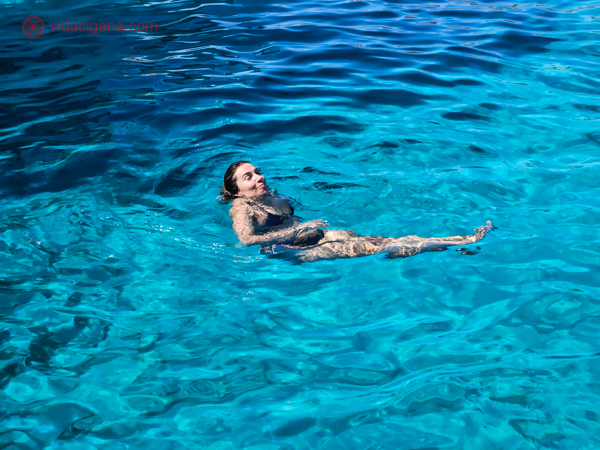 Onde ficar em Gozo: uma mulher boiando num mar muito azul
