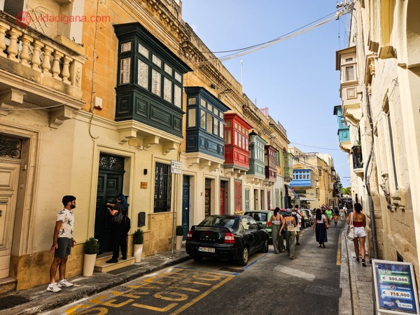 Ruas de Sliema com prédios com seus balcões coloridos