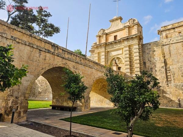 Onde ficar em Malta: A ponte da entrada da cidade de Mdina, na ilha de Malta