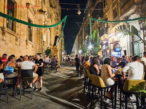 Uma das ruas mais movimentadas de Malta, cheia de mesas nas ruas e pessoas bebendo e comer à noite