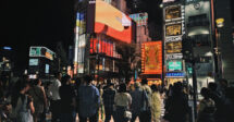 Foto noturna de um cruzamento muito movimentado em Shinjuku