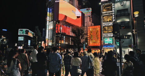 Foto noturna de um cruzamento muito movimentado em Shinjuku