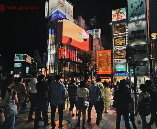 Foto noturna de um cruzamento muito movimentado em Shinjuku