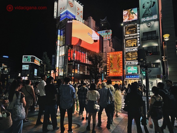 Foto noturna de um cruzamento muito movimentado em Shinjuku 