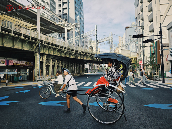 Ruas de Tóquio com uma carroça tradicional