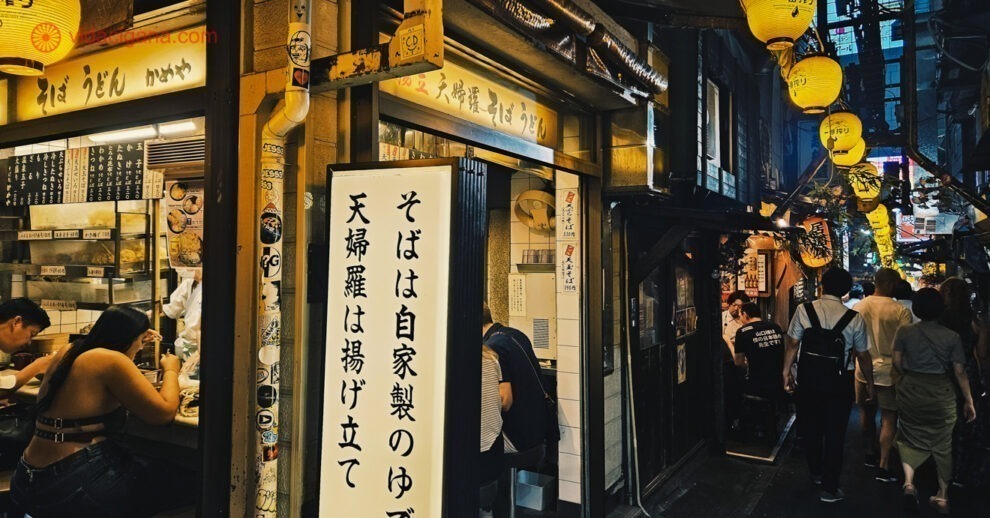 Onde ficar em Tóquio: um beco no Omoide Yokocho no bairro de Shinjuku, em Tóquio