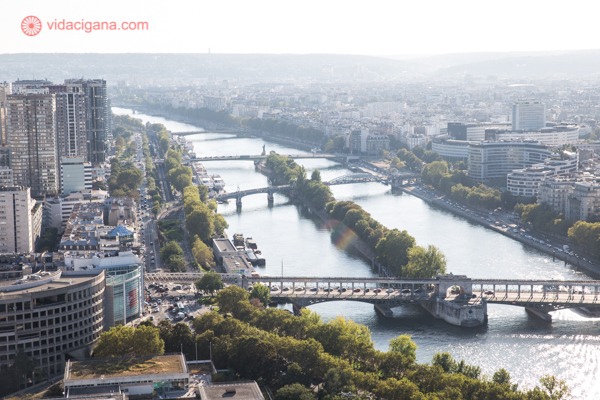 Ao escolher onde ficar em Paris, o Rio Sena, visto na foto, divide a cidade em duas grandes regiões.