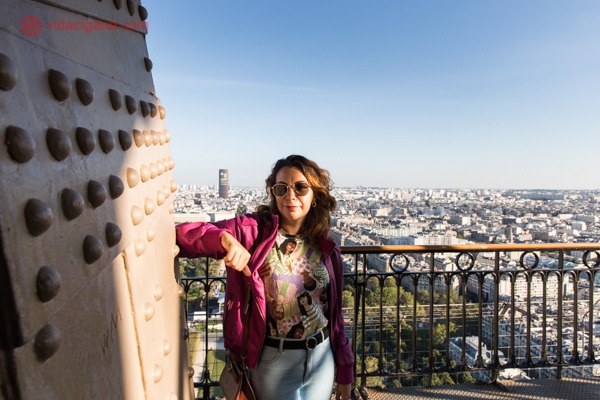 Eu no alto da Torre Eiffel com Paris toda ao fundo