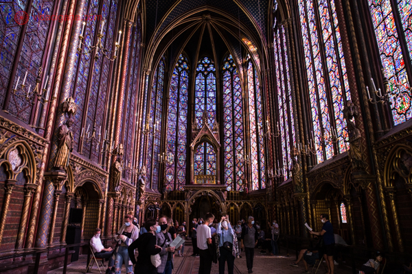O interior da Sainte Chapelle repleto de vitrais arroxeados