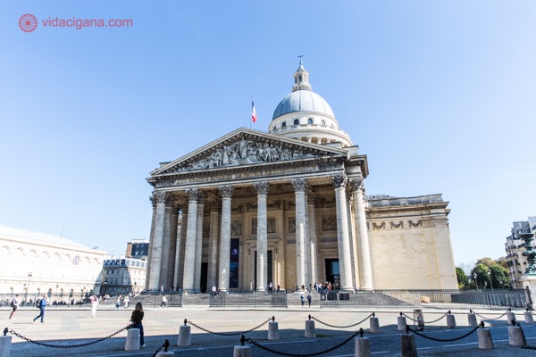 O Panteão de Paris com suas colunas e um domo ao fundo