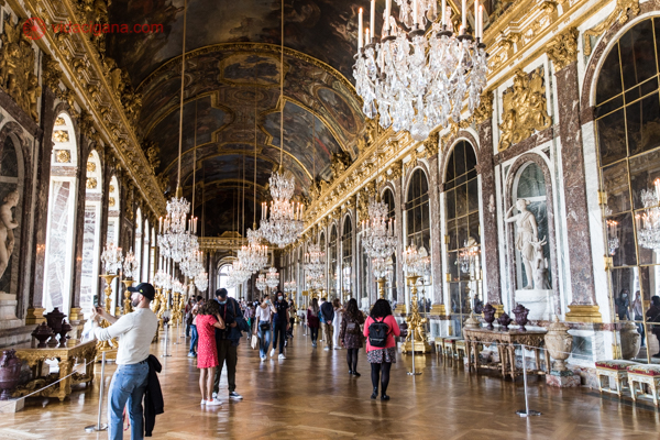 O famoso Salão dos Espelhos do Palácio de Versailles