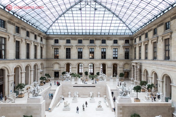 O interior do museu do Louvre, com seu teto de vidro 
