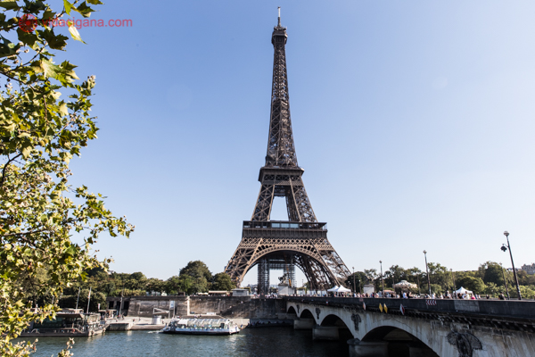 A Torre Eiffel vista do lado do Rio Sena do Trocadero, com uma ponte a frente