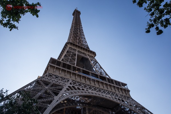A Torre Eiffel Vista de baixo pra cima