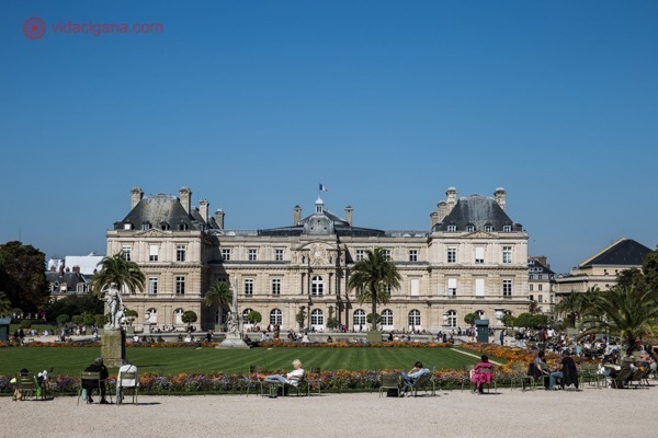 Foto de perspectiva aberta do Jardim de Luxemburgo com o Palácio de Luxemburgo, uma das atrações do Quartier Latin em Paris