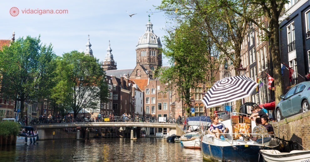 Clima em Amsterdam: paisagem típica da capital holandesa - barcos e casas coloridas, além dos canais.