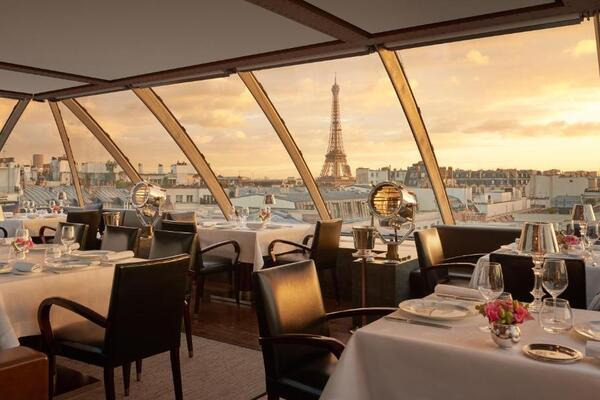 Hoteis com vista para a Torre Eiffel: Jantar num restaurante ou hotel em Paris com vista para Torre Eiffel está entre as melhores opções de experiência romântica na capital francesa