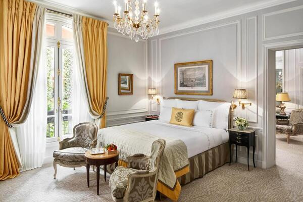 Um dos hotéis mais lindos de Paris - os quartos tem uma decoração inspirada em famosos palácios