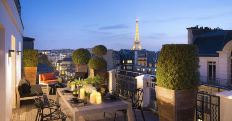 Hoteis com vista para a Torre Eiffel: a vista de uma varanda de hotel com a Torre Eiffel ao fundo ao anoitecer