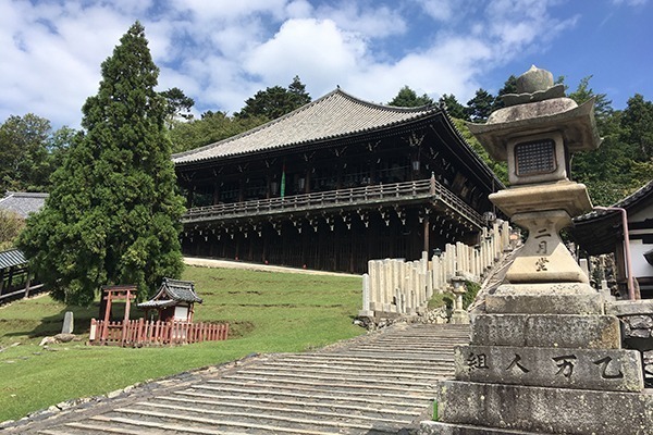 Estrutura do Nigatsudo Hall, parte do templo Todai-ji no Parque de NARA