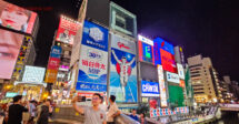 O que fazer em Osaka: As fachadas dos prédios em frente ao canal de Dotonbori, repletos de painéis coloridos e em neon