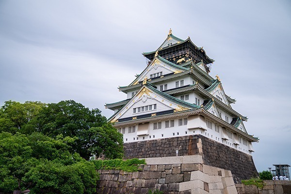 O que fazer em Osaka: O castelo de Osaka no alto com detalhes em verde e dourado