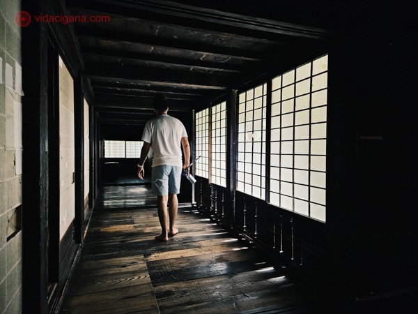 Um corredor escuro numa casa tradicional japonesa