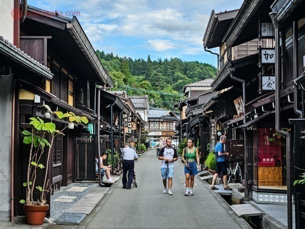 Pessoas andando numa antiga rua de Takayama