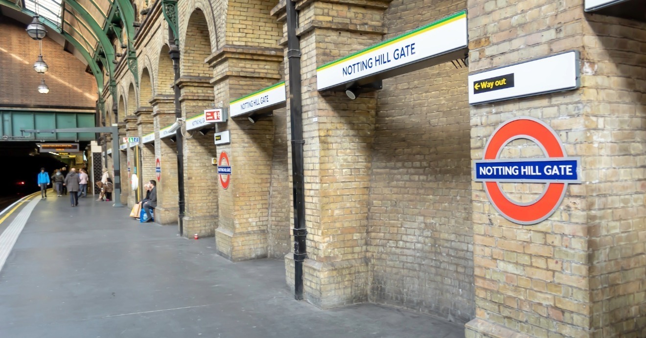 A foto mostra a estação de Notting Hill Gate.