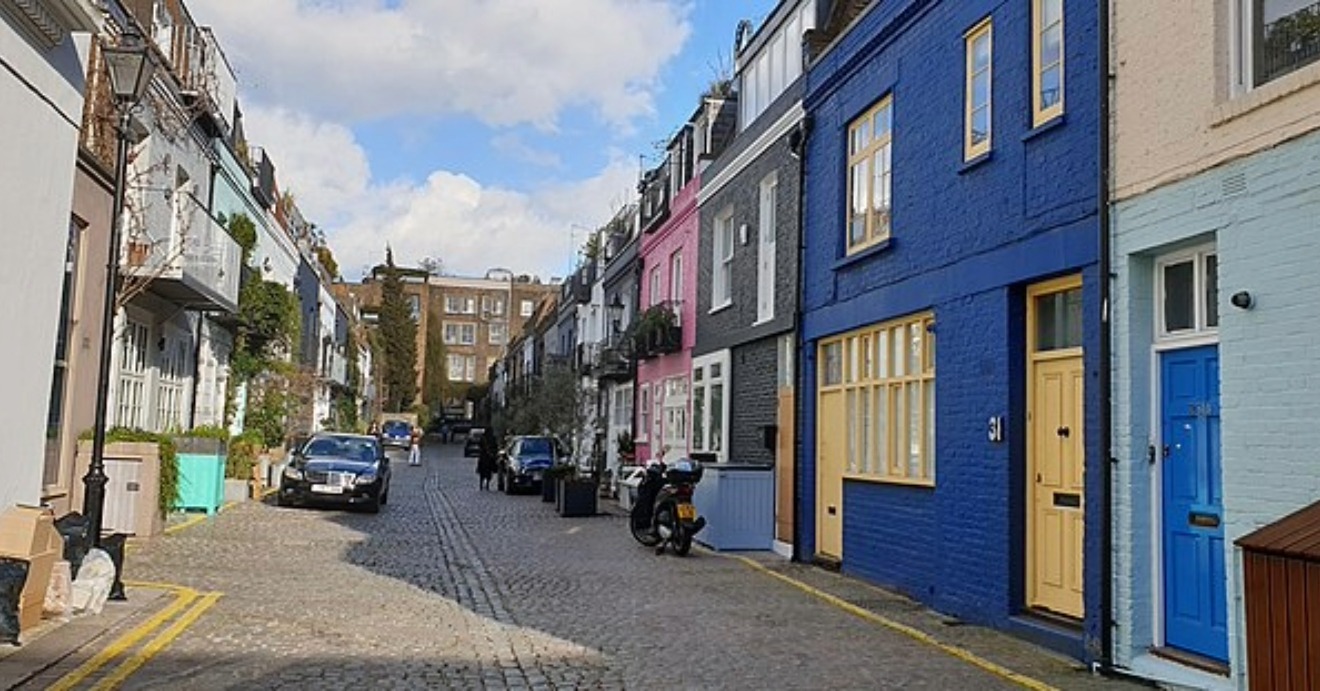 Rua St. Luke's Mews, que abriga a casa rosa do filme Love Actually. 