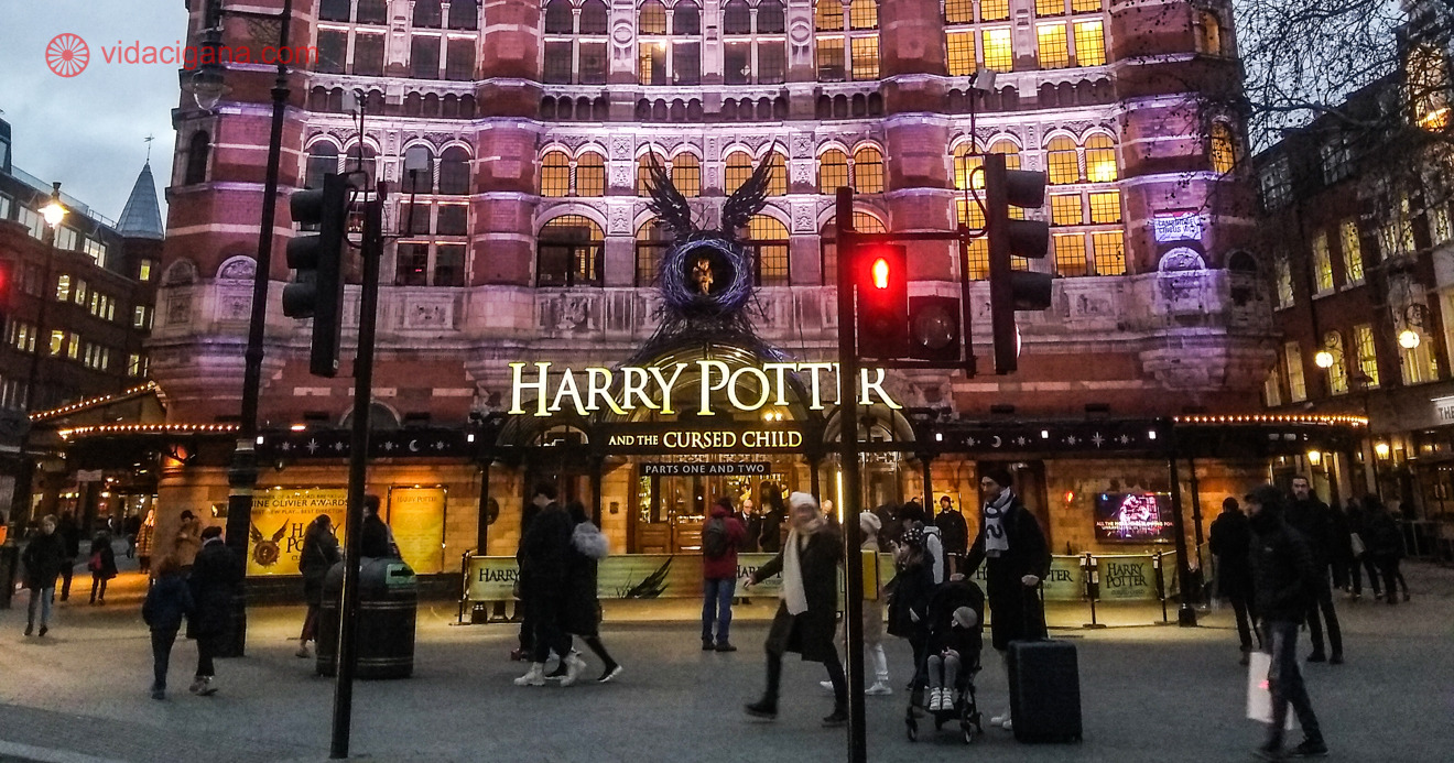 A imagem mostra a fachada do Palace Theatre, em Covent Garden, com a peça Harry Potter and the Cursed Child em cartaz.